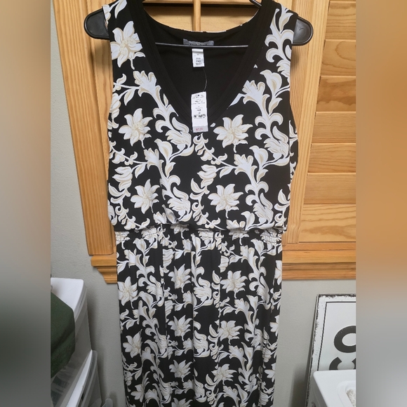 White House Black Market Black & White Floral V-Neck Maxi Dress - Picture 4 of 6